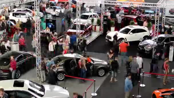 Autoausstellung - geparkte Autos und Menschen, die gehen und Autos beobachten - Zeitraffer - Filmmaterial, Video