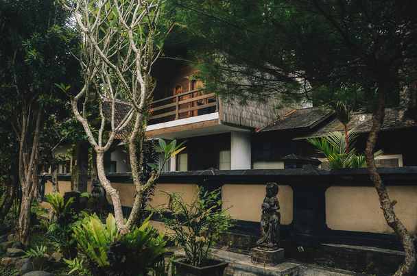 Garten im Hinterhof einer gemütlichen Villa auf Bali Indonesien - Foto, Bild