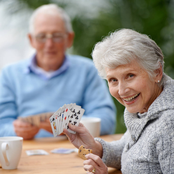 Ayudar a que el tiempo pase con los juegos de cartas. Dos personas mayores jugando a las cartas juntas. - Foto, imagen
