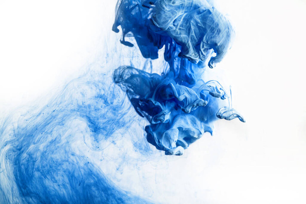 Gota de tinta de color azul en el agua, tinta arremolinándose. imagen de abstracción para referencia de fondo o color. - Foto, imagen