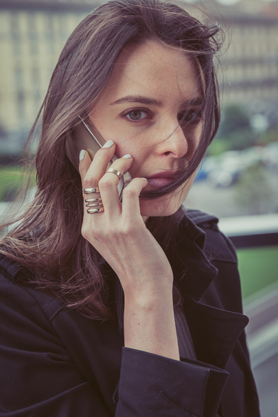Jolie fille parlant au téléphone dans les rues de la ville
 - Photo, image