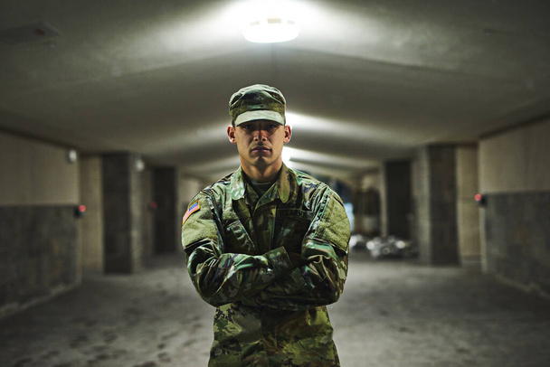 Деякі люди бояться темряви, вітаю. Постріл молодого солдата, що стоїть надворі в холодну ніч у військовій академії
. - Фото, зображення