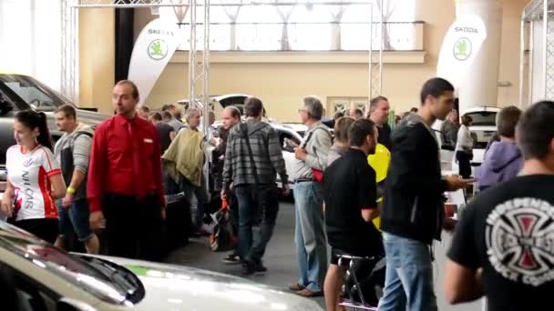 Έκθεση αυτοκινήτων - σταθμευμένα αυτοκίνητα και άνθρωποι περπάτημα και βλέποντας αυτοκίνητα - εσωτερικό - Πλάνα, βίντεο