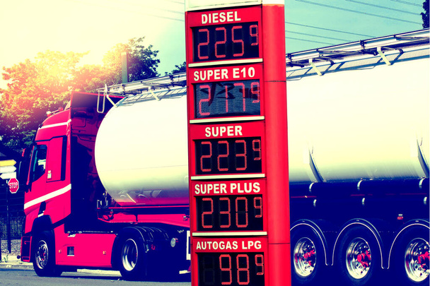 Teherautó, benzinkút és magas üzemanyagárak - Fotó, kép