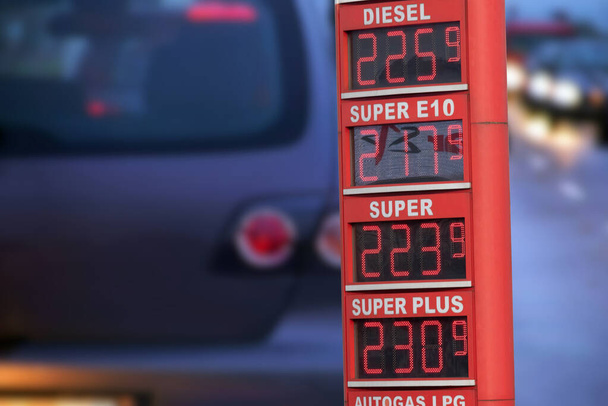 Automobily, čerpací stanice a vysoké ceny paliv v Německu - Fotografie, Obrázek