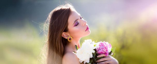 Attractive happy young woman portrait at summer. Freedom lifestyle springtime concept. Banner for header website design, copy space. Sensual woman outdoor, young pretty girl. - Foto, imagen