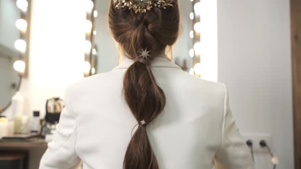 Vista de un peinado de novia acabado con elegantes accesorios para el cabello. - Metraje, vídeo