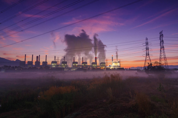 Промисловий ландшафт, вугільні електростанції палять, промислове забруднення спричиняє забруднення атмосфери та екологічні проблеми, екологічну індустріальну сцену. Mae Moh, Lampang. - Фото, зображення