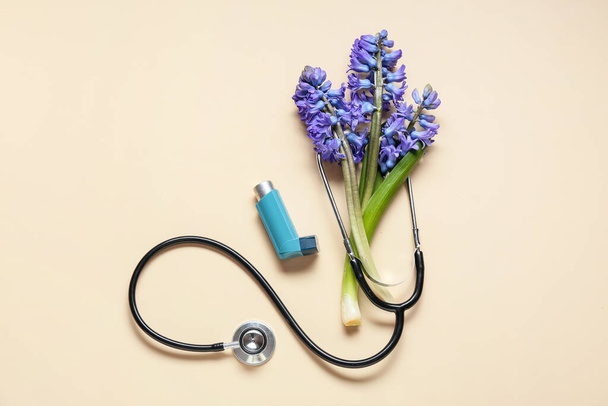 Koostumus inhalaattori, stetoskooppi ja kaunis hyasintti kukkia värillinen tausta - Valokuva, kuva