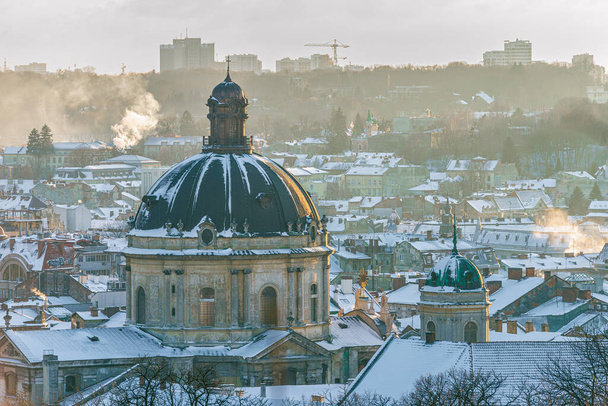 Lviv, Ukrayna - Şubat 2022: Vysoky Zamok (Lviv kale tepesi), Dominik kilisesinin kubbesi. - Fotoğraf, Görsel