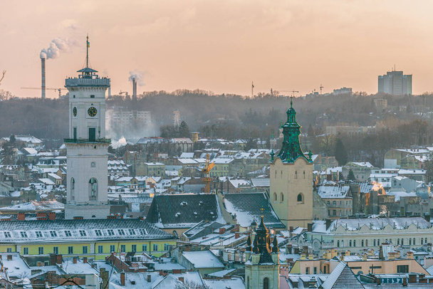 Lviv, Ukraine - Février 2022 : Vue sur la ville depuis le Vysoky Zamok (colline du château de Lviv), clocher du cathedtal latin, tour de l'hôtel de ville. - Photo, image
