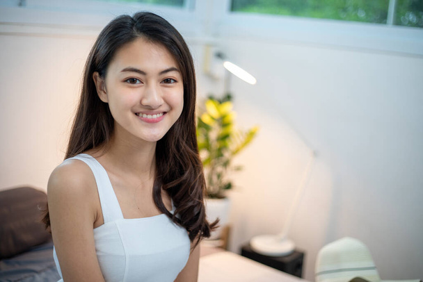 retrato de beleza de jovem mulher asiática sorrindo e feliz para viajar  - Foto, Imagem