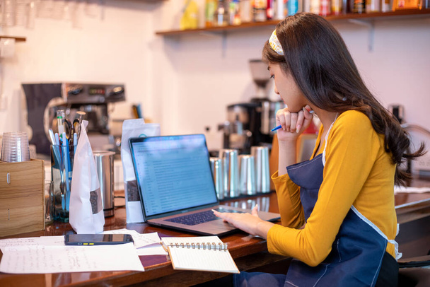 Азійські жінки Бариста посміхається і використовує кавоварку в кафе контр - робочій жінці маленький бізнес власник їжі і кафе концепції - Фото, зображення