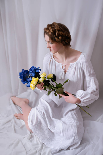 Beyaz mavi sarı çiçekli Ukraynalı kız. - Fotoğraf, Görsel