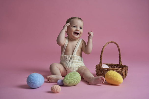 Hymyilevä vauva pääsiäiskoristeilla studiossa ammuttu  - Valokuva, kuva