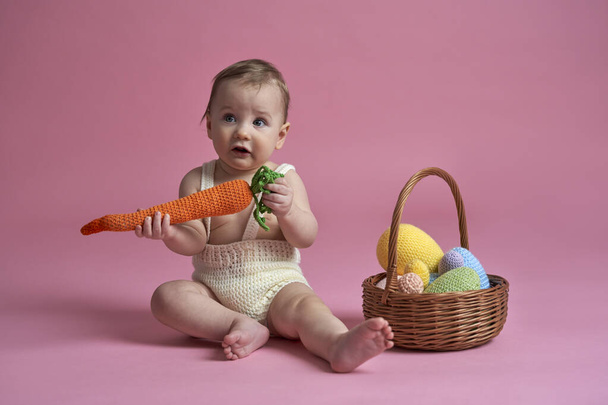 Lindo bebé sonriente con decoraciones de Pascua  - Foto, Imagen
