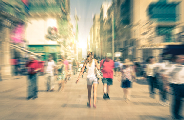 共和国通り - 地中海のマルタ島のバレッタ ラ首都中央幹線道路の上を歩く観光客の人々 の群衆 - 写真・画像