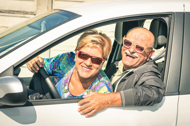 Heureux couple de personnes âgées prêtes à conduire une voiture lors d'un voyage - Concept de mode de vie actif joyeux avec l'homme et la femme profitant de leurs meilleures années
 - Photo, image
