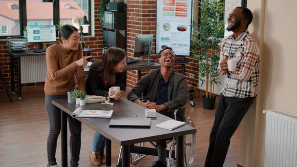 Různorodý tým pracovníků, kteří se společně smějí při startu - Fotografie, Obrázek