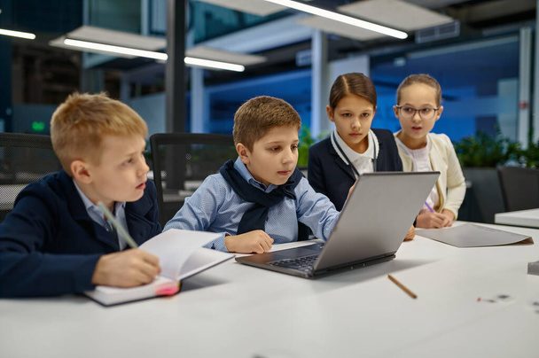 Παιδιά που κοιτάζουν την οθόνη laptop συζητώντας κάτι - Φωτογραφία, εικόνα