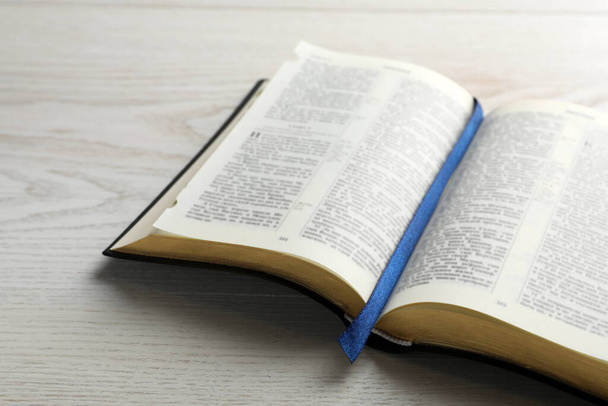 Avaa Raamattu valkoisella puupöydällä. Kristillinen uskonnollinen kirja - Valokuva, kuva