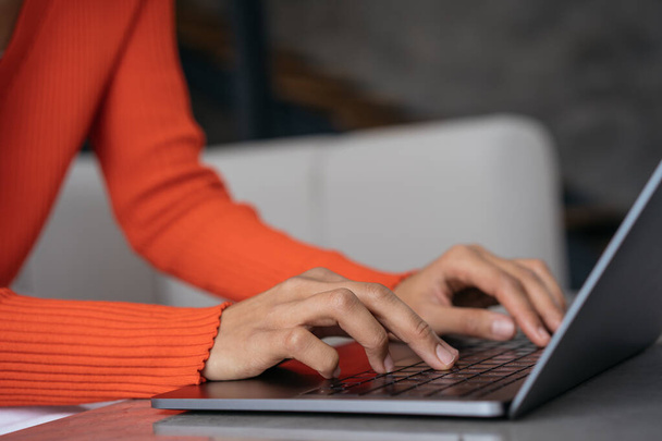 Egy közeli kép a szövegíró kezeiről, akik laptopot gépelnek, szabadúszó projekten dolgoznak otthonról. Diák tanulás online, oktatási koncepció - Fotó, kép