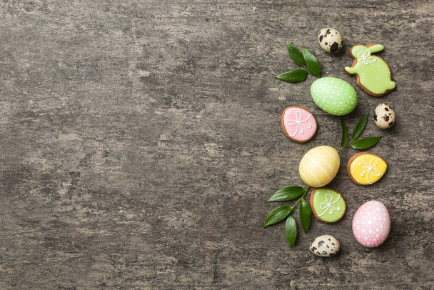 preparazione delle vacanze Multi colori Uova di Pasqua con biscotti su sfondo colorato. Colore pastello uova di Pasqua. concetto di vacanza con spazio copia. - Foto, immagini