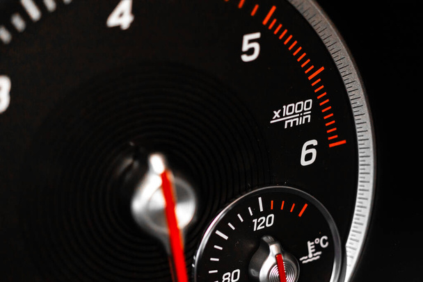 tacómetro de coche con brillantes indicadores rojos vista de primer plano, de salpicadero de lujo en coche deportivo - Foto, Imagen