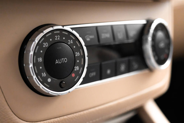 Unité de climatisation dans la nouvelle voiture de sport de luxe vue rapprochée photo - Photo, image