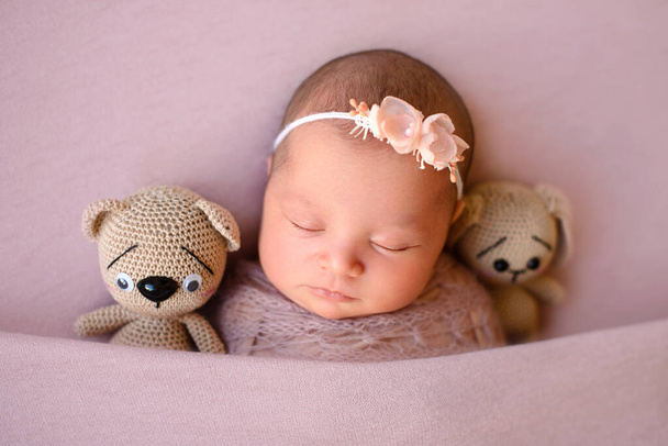 Egy közeli, gyönyörű, alvó kislány. Újszülött kislány, takarón alszik. Egy gyönyörű, tíz napos, újszülött kislány portréja. - Fotó, kép