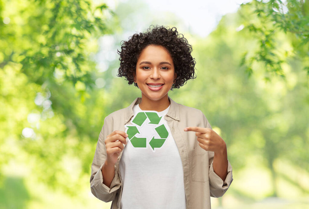happy woman holding green recycling sign - Foto, afbeelding