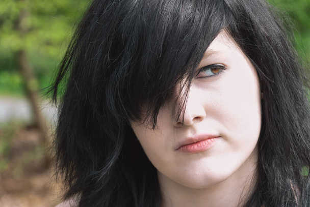 Gótico emo menina olhando para longe, close-up de seu rosto, cabelo preto, horizontal - Foto, Imagem