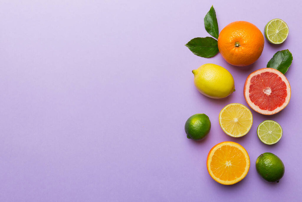 Ovocné pozadí. Barevné čerstvé ovoce na barevném stole. Pomerančový, citrónový, grapefruitový prostor pro text zdravého konceptu. Byt ležel, horní pohled, kopírovací prostor. - Fotografie, Obrázek