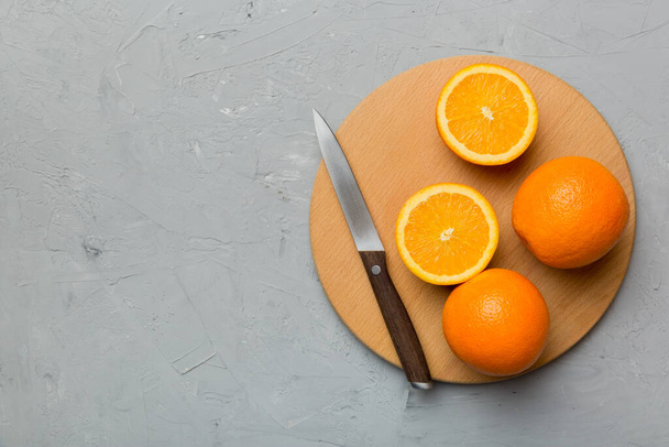 Fresh ripe oranges on cutting board on table. Top view Flat lay. - Photo, Image