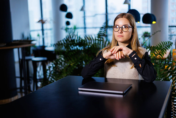 Jovem mulher bonita empresária em óculos trabalhando na mesa de escritório na frente do laptop, trabalhar online - Foto, Imagem