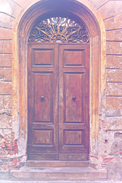 Le porte italiane sono una combinazione di bellezza antica e abbandono moderno, in effetto colore sbiadito. - Foto, immagini