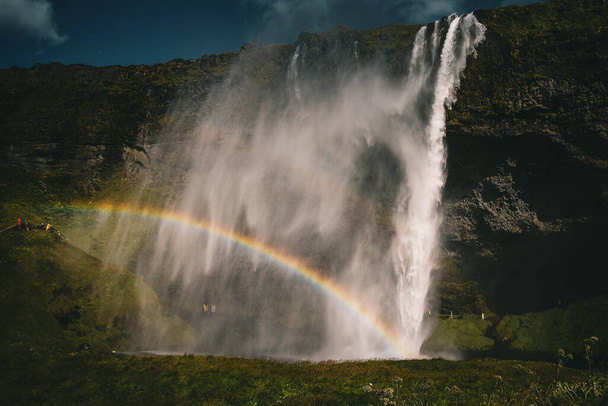 hermosa cascada en las montañas - Foto, Imagen