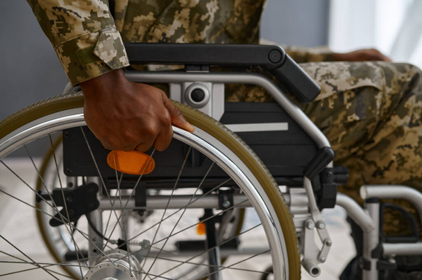 Неузнаваемый военный с инвалидностью в инвалидном кресле - Фото, изображение