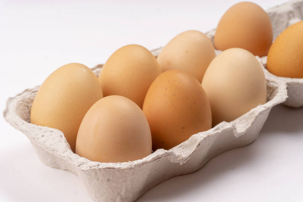 Uova di pollo marroni in vassoio di cartone. Uovo biologico per la colazione con proteine sane. Simbolo pasquale. Uova di pollo crude. - Foto, immagini