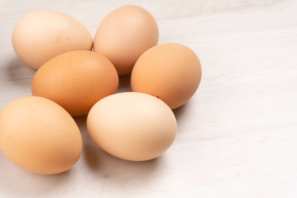 Syrové vejce na bílém pozadí, closeup  - Fotografie, Obrázek