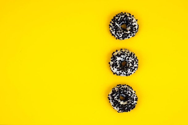 donuts de chocolate em um fundo amarelo. Deita-te ao fundo. espaço para o seu anúncio , - Foto, Imagem