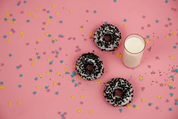 três donuts com um copo de leite. três donuts donuts com um copo de leite - Foto, Imagem