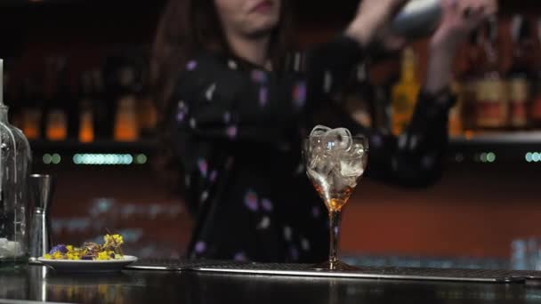 roodharige meisje jong volwassen vrouw barman bereidt mixen papier vliegtuig cocktail aan de bar - Video