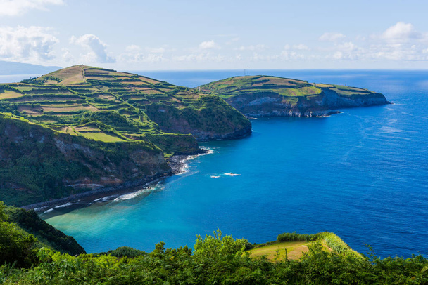 Azores 'deki Sao Miguel adasındaki Miradouro de Santa Iria manzarası.  - Fotoğraf, Görsel