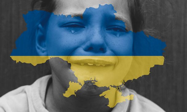 criança com a bandeira da Ucrânia está chorando. Tristeza anseia por esperança. Lágrima macro. Lágrimas de crianças da guerra. Evacuação de civis. Liberdade para a Ucrânia - Foto, Imagem