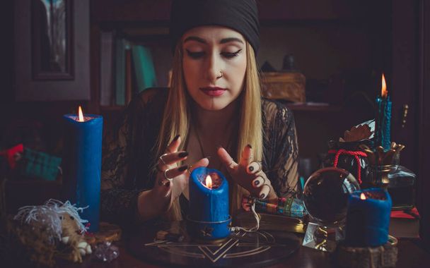 Shaman mujer haciendo magia ritual para ayudar. Concepto de magia pagana o wicca. Viejo y nuevo mundo - Foto, imagen