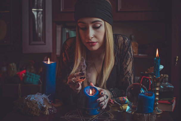 Σαμάνα γυναίκα κάνει τελετουργικά μαγικά για να βοηθήσει. Έννοια της παγανιστικής μαγείας. Παλιός και νέος κόσμος - Φωτογραφία, εικόνα