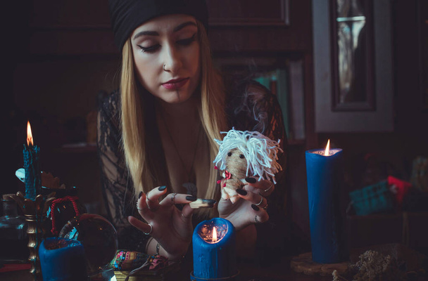 A sámán nő rituális varázslatot végez, hogy segítsen. Fogalma pogány vagy wicca mágia. Régi és új világ - Fotó, kép