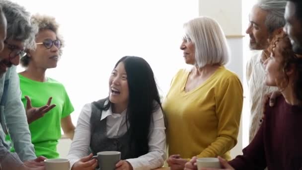 група багатоетнічних друзів зібралася на кухні, святкуючи вечірку
 - Кадри, відео