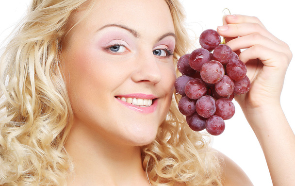 mujer joven sosteniendo racimo de uvas - Foto, Imagen